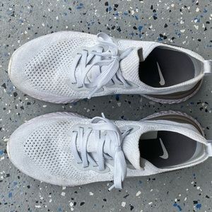 Light grey women’s Nike flyknit trainer. Size 8.5